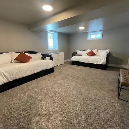 Quaint New Renovation Perfect For Your Large Group